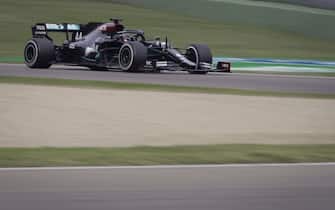 epa08790719 British Formula One driver Lewis Hamilton of Mercedes-AMG Petronas in action during the Formula One Grand Prix Emilia Romagna at Imola race track, Italy, 01 November 2020.  EPA/Luca Bruno / Pool