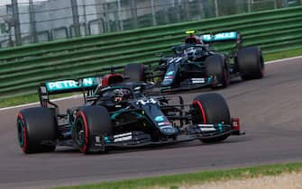 epa08790866 British Formula One driver Lewis Hamilton of Mercedes-AMG Petronas in action during the Formula One Grand Prix Emilia Romagna at Imola race track, Italy, 01 November 2020.  EPA/Davide Gennari / POOL