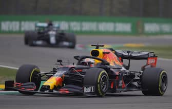 epa08790589 Dutch Formula One driver Max Verstappen of Aston Martin Red Bull Racing (front) in action during the Formula One Grand Prix Emilia Romagna at Imola race track, Italy, 01 November 2020.  EPA/Luca Bruno / Pool