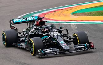 epa08790556 British Formula One driver Lewis Hamilton of Mercedes-AMG Petronas in action during the Formula One Grand Prix Emilia Romagna at Imola race track, Italy, 01 November 2020.  EPA/Miguel Medina / Pool