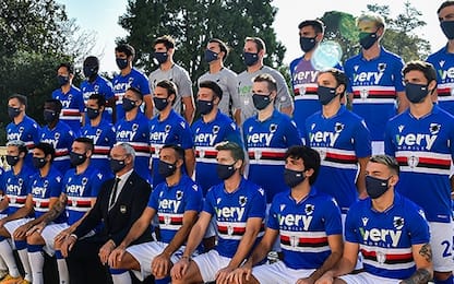 Sampdoria, giocatori in posa con la mascherina per la foto di squadra