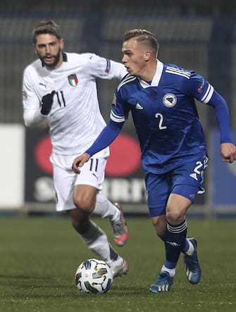epa08827979 Advan Kadusic (R) of Bosnia and Hercegovina in action against Domenico Berardi (L) of Italy during the UEFA Nations League, League A, group 1 soccer match, between Bosnia and Herzegovina and Italy in Sarajevo, Bosnia and Herzegovina, 18 November 2020.  EPA/FEHIM DEMIR
