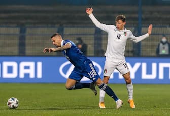 epa08827980 Rade Krunic (L) of Bosnia and Hercegovina in action against Nicolo Barella (R) of Italy during the UEFA Nations League, League A, group 1 soccer match, between Bosnia and Herzegovina and Italy in Sarajevo, Bosnia and Herzegovina, 18 November 2020.  EPA/FEHIM DEMIR