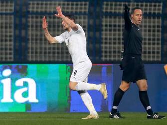 epa08828010 Andrea Belotti (L) of Italy celebrates after scoring 1-0 lead during the UEFA Nations League, League A, group 1 soccer match, between Bosnia and Herzegovina and Italy in Sarajevo, Bosnia and Herzegovina, 18 November 2020.  EPA/FEHIM DEMIR