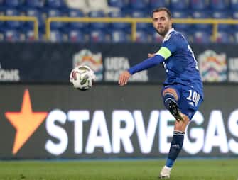 epa08828001 Miralem Pjanic of Bosnia and Hercegovina in action during the UEFA Nations League, League A, group 1 soccer match, between Bosnia and Herzegovina and Italy in Sarajevo, Bosnia and Herzegovina, 18 November 2020.  EPA/FEHIM DEMIR