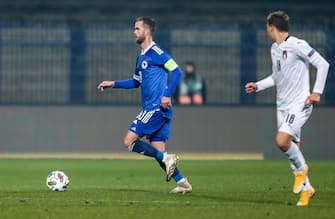epa08828051 Miralem Pjanic (L) of Bosnia and Hercegovina in action against Nicolo Barella (R) of Italy during the UEFA Nations League, League A, group 1 soccer match, between Bosnia and Herzegovina and Italy in Sarajevo, Bosnia and Herzegovina, 18 November 2020.  EPA/FEHIM DEMIR