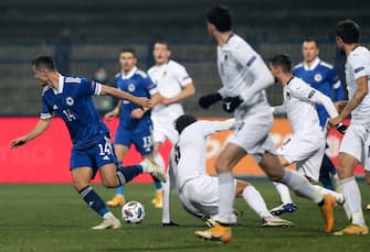 epa08828074 Amer Gojak (L) of Bosnia and Hercegovina in action against Manuel Locatelli (C) of Italy during the UEFA Nations League, League A, group 1 soccer match, between Bosnia and Herzegovina and Italy in Sarajevo, Bosnia and Herzegovina, 18 November 2020.  EPA/FEHIM DEMIR
