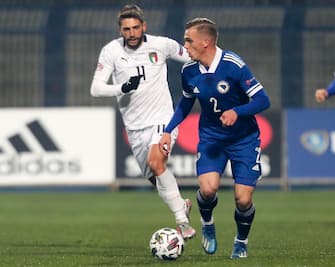 epa08828091 Advan Kadusic (R) of Bosnia and Hercegovina in action against Matteo Pessina (L) of Italy during the UEFA Nations League, League A, group 1 soccer match, between Bosnia and Herzegovina and Italy in Sarajevo, Bosnia and Herzegovina, 18 November 2020.  EPA/FEHIM DEMIR
