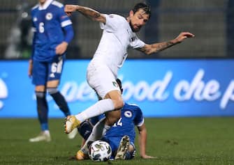 epa08828134 Francesco Acerbi (C) of Italy in action against Amer Gojak (R) of Bosnia and Herzegovina during the UEFA Nations League, League A, group 1 soccer match, between Bosnia and Herzegovina and Italy in Sarajevo, Bosnia and Herzegovina, 18 November 2020.  EPA/FEHIM DEMIR