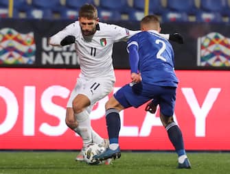 epa08828210 Domenico Berardi (L) of Italy in action against Advan Kadusic (R) of Bosnia and Herzegovina during the UEFA Nations League, League A, group 1 soccer match, between Bosnia and Herzegovina and Italy in Sarajevo, Bosnia and Herzegovina, 18 November 2020.  EPA/FEHIM DEMIR