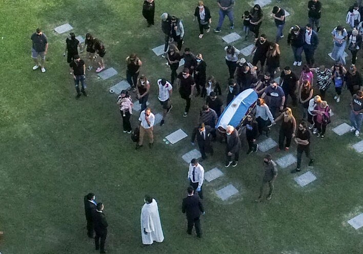 Un'immagine della cerimonia funebre maradona morto news