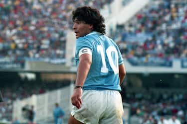 NAPLES, ITALY - OCTOBER 19: Diego Maradona of Napoli in action during the Serie A match between Napoli and Atalanta at the Stadio San Paolo on October 19, 1986 in Naples, Italy. (Photo by Etsuo Hara/Getty Images)