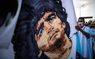 ARGENTINA PEOPLE DIEGO MARADONA epa08842622 Hundreds of people gather at the Obelisk to say goodbye to Diego Armando Maradona, in Buenos Aires, Argentina, 25 November 2020. Diego Maradona has died at the age of 60 after a heart attack on 25 November 2020. EPA/Juan Ignacio Roncoroni