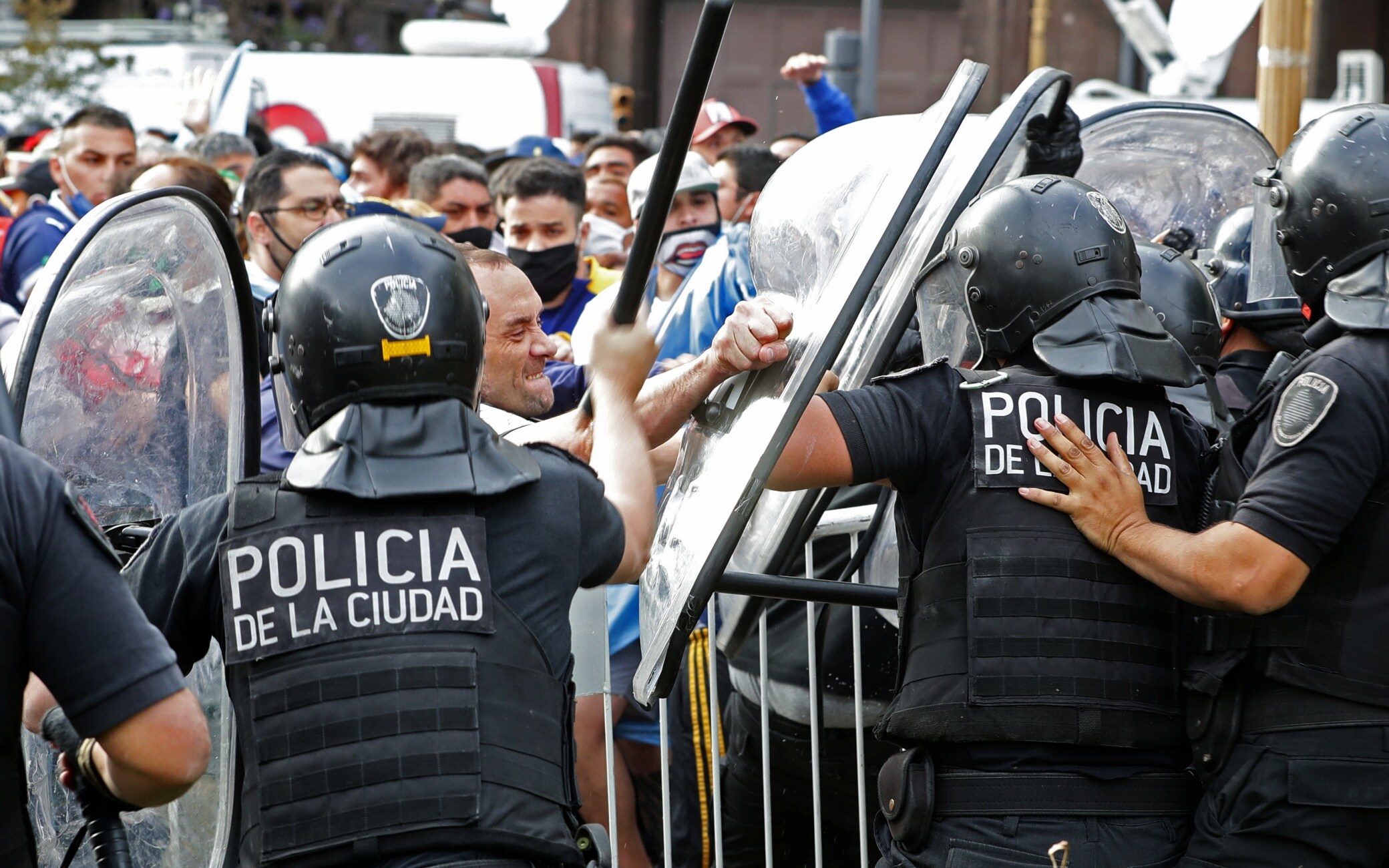 Gli scontri all’esterno della Casa Rosada, dove si teneva la camera ardente Morte Maradona