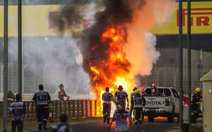F1, Gp Bahrain: incidente choc al via, poi vince Lewis Hamilton