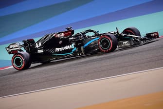epa08848725 British Formula One driver Lewis Hamilton of Mercedes-AMG Petronas in action during the qualifying session of the F1 Grand Prix of Bahrain at Bahrain International Circuit near Manama, Bahrain, 28 November 2020. The Formula One Grand Prix of Bahrain will take place on 29 November 2020.  EPA/Giuseppe Cacace / Pool