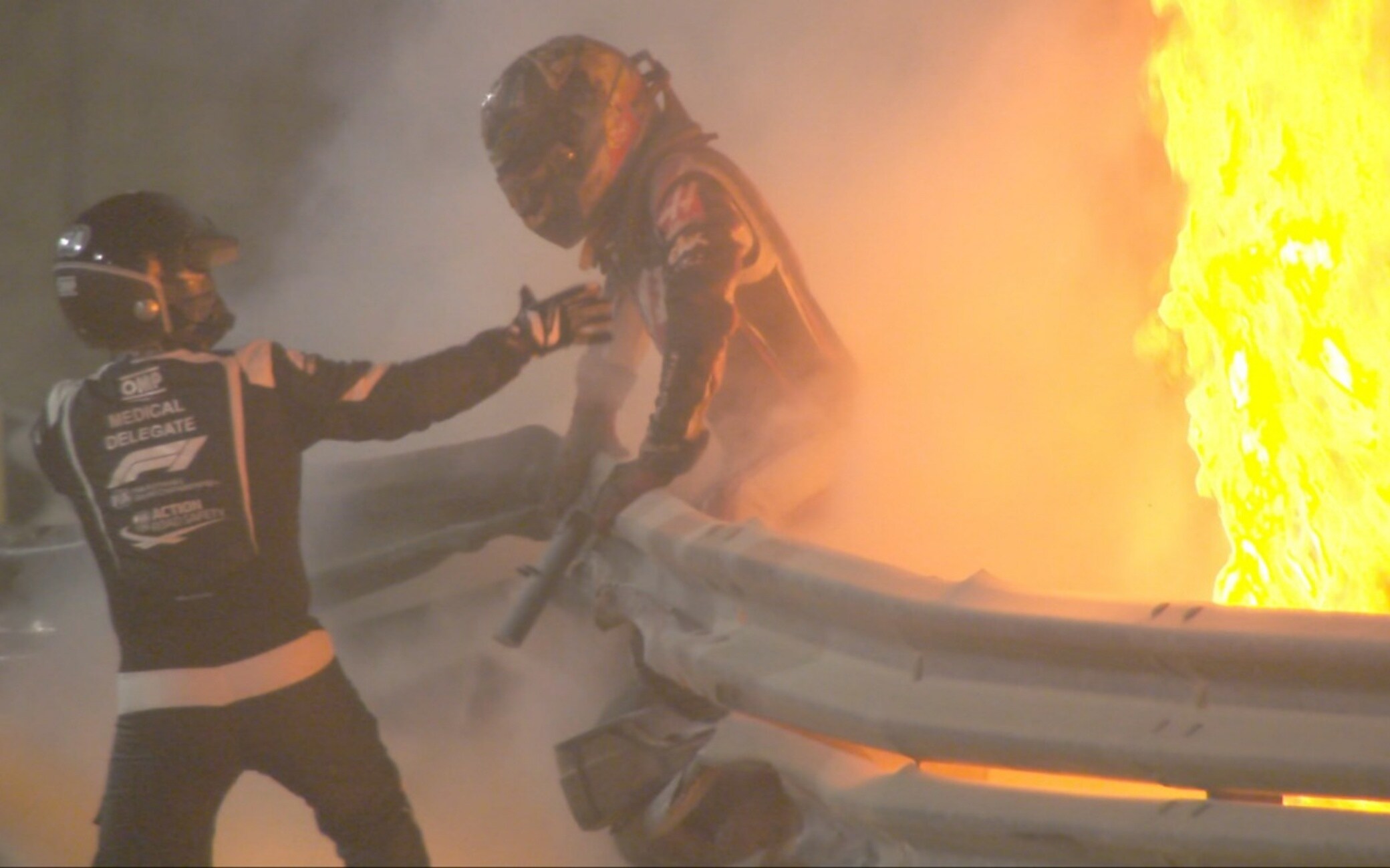 Grosjean è riuscito a saltar fuori da quello che rimaneva della sua vettura in fiamme