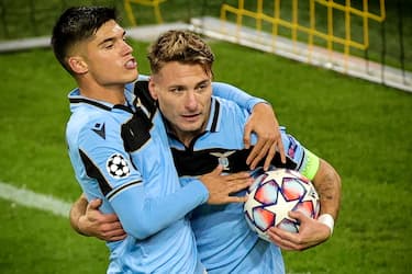 epa08858113 Lazio's Ciro Immobile (R) celebrates with teammate Joaquin Correa (L) after scoring the 1-1 equalizer from the penalty spot during the UEFA Champions League group F soccer match between Borussia Dortmund and SS Lazio in Dortmund, Germany, 02 December 2020.  EPA/FRIEDEMANN VOGEL / POOL