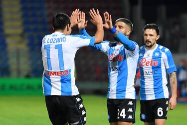 Napoli's forward Hirving Lozano celebrates with teammates after scoring the 0-2 goal during the italian Serie A soccer match between FC Crotone and SSC Napoli at Ezio Scida stadium in Crotone, Italy, 6 December 2020. ANSA / CARMELO IMBESI