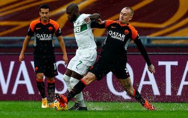 Sassuolo's Jeremie Boga (L) and Roma's Rick Karsdorp (R) in action during the Italian Serie A soccer match AS Roma vs US Sassuolo at Olimpico stadium in Rome, Italy, 06 December 2020. ANSA/ANGELO CARCONI