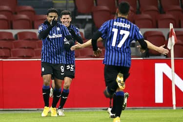 epa08873179 Luis Muriel (L) of Atalanta celebrates with teammates after scoring the 1-0 lead during the UEFA Champions League group D soccer match between Ajax Amsterdam and Atalanta Bergamo at the Johan Cruijff Arena in Amsterdam, Netherlands, 09 December 2020.  EPA/MAURICE VAN STEEN