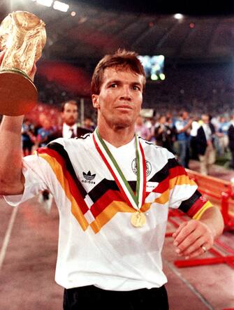 Il capitano della nazionale tedesca, Lothar Herbert Matthaeus, festeggia con la coppa dopo aver vinto la finale dei Mondiali 1990 contro l'Argentina allo stadio Olimpico di Roma.
ANSA/ARCHIVIO/DRN