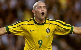 Brazilian forward Ronaldo jubilates after scoring his second goal during the 1998 Soccer World Cup second round match between Brazil and Chile 27 June at the Parc des Princes stadium in Paris. 
PEDRO UGARTE/ANSA/