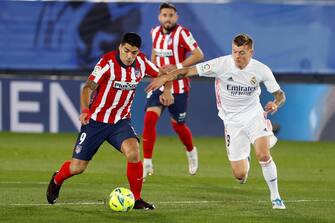 epa08880455 Real Madrid's midfielder Toni Kroos (R) vies for the ball with Atletico Madrid's striker Luis Suarez (L) during the Spanish LaLiga soccer match between Real Madrid and Atletico Madrid at Alfredo Di Stefano stadium in Madrid, central Spain, 12 December 2020.  EPA/Chema Moya