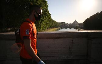 Roma, Italy 6 maggio 2020: Ragazzo con la mascherina guarda passeggia a Roma con lo sfondo di Piazza San Pietro,  durante la fase 2 dellâ  emergenza Covid-19, dopo due mesi di quarantena nella cittÃ  di Roma. ( - 2020-05-06, MARCO IACOBUCCI / IPA) p.s. la foto e' utilizzabile nel rispetto del contesto in cui e' stata scattata, e senza intento diffamatorio del decoro delle persone rappresentate