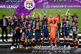 SAN SEBASTIAN, SPAIN - AUGUST 30: Wendie Renard, captain of Olympique Lyon lifts the UEFA Women's Champions League Trophy following her team's victory in the UEFA Women's Champions League Final between VfL Wolfsburg Women's and Olympique Lyonnais at Estadio Anoeta on August 30, 2020 in San Sebastian, Spain.  (Photo by Clive Brunskill/Getty Images)