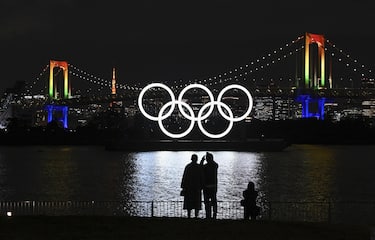 Â©Kyodo/MAXPPP - 01/12/2020 ; The Olympic rings glow in the dark after being reinstalled in Tokyo Bay off Odaiba Marine Park on Dec. 1, 2020, after they underwent a safety inspection and maintenance. The rings were temporarily removed in August following the Tokyo Summer Games' postponement until 2021 due to the coronavirus pandemic. (Kyodo)
==Kyodo (None - 2020-12-01, / IPA) p.s. la foto e' utilizzabile nel rispetto del contesto in cui e' stata scattata, e senza intento diffamatorio del decoro delle persone rappresentate