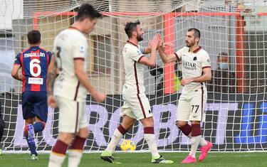 Roma's midfielder Henrikh Mkhitaryan (2-R) celebrates with his teammates after scoring the 0-3 goal during the italian Serie A soccer match between FC Crotone and AS Roma at Ezio Scida stadium in Crotone, Italy, 06 January 2021. ANSA / CARMELO IMBESI