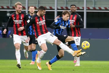 AC MilanÕs Theo Hernandez (L) challenges the ball with Inter MilanÕs NicoloÕ Barella during the Italian cup quarter final soccer match  between FC Inter and AC Milan at Giuseppe Meazza stadium in Milan 26 January  2021.
ANSA / MATTEO BAZZI
