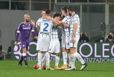 Inter's midfielder Nicolò Barella (C) celebrates with his teammates after scoring the 0-1 goal&nbsp; during the Italian Serie A soccer match between ACF Fiorentina and FC Inter at the Artemio Franchi stadium in Florence, Italy, 5 February 2021. ANSA/CLAUDIO GIOVANNINI