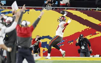 epa08994964 Tampa Bay Buccaneers tight end Rob Gronkowski (R) celebrates a touchdown reception against the Kansas City Chiefs in the first quarter of the National Football League Super Bowl LV at Raymond James Stadium in Tampa, Florida, USA, 07 February 2021.  EPA/ERIK S. LESSER