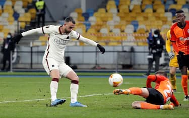 epa09082752 Roma's Borja Mayoral (L) scores the 1-2 lead during the UEFA Europa League Round of 16, second leg soccer match between Shakhtar Donetsk and AS Roma in Kiev, Ukraine, 18 March 2021.  EPA/SERGEY DOLZHENKO