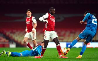 epa09082472 Arsenal's Nicolas Pepe (C) in action against Olympiacos' Jose Holebas (R) during the UEFA Europa League round of 16, second leg soccer match between Arsenal FC and Olympiacos Piraeus in London, Britain, 18 March 2021.  EPA/ANDY RAIN