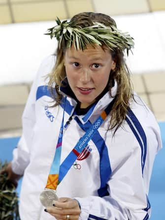 La nuotatrice Federica Pellegrini festeggia sul podio la conquista della medaglia d'argento nei 200 stile libero ad Atene, in una immagine del 17 agosto 2004.
ANSA/ELIO CASTORIA 