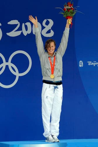Federica Pellegrini festeggia la medaglia d'oro nei 200 m stile libero a Pechino, 13 agosto 2008. ANSA /  CIRO FUSCO