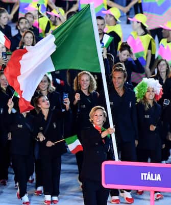 Italian swimmer Federica Pellegrini carries the Italian flag ahead of her teammates as they arrive in the Maracana' stadium during the Opening Ceremony of the Rio 2016 Olympic Games in Rio de Janeiro, Brazil, 05 August 2016. The 2016 Rio De Janeiro Olympic Games run through the closing ceremony on 21 August.    ANSA/ETTORE FERRARI