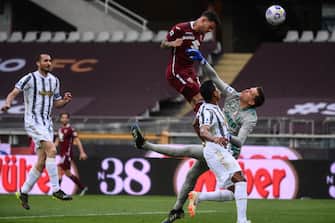 Torino's Paraguayan forward Antonio Sanabria (Top) shoots a header to score an equalizer past Juventus' Polish goalkeeper Wojciech Szczesny (R) during the Italian Serie A football match Torino vs Juventus on April 03, 2021 at the Olympic stadium in Turin. (Photo by Marco BERTORELLO / AFP) (Photo by MARCO BERTORELLO/AFP via Getty Images)