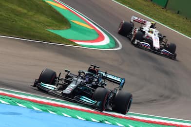 Formula 1, Gp Imola: pole a Hamilton, Leclerc quarto. HIGHLIGHTS