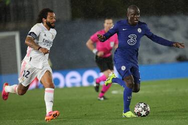 epa09164176 Madrid's Marcelo (L) vies for the ball against Chelsea's N'Golo Kante (R) during the UEFA Champions League semifinal first leg soccer match between Real Madrid CF and Chelsea FC at Alfredo Di Stefano stadium in Madrid, Spain, 27 April 2021.  EPA/JUANJO MARTIN