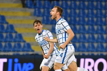 Inter's midfielder Christian Eriksen (R) jubilates with his&nbsp; teammate Nicolò Barella after scoring the 0-1 goal during the italian Serie A soccer match between FC Crotone and FC Inter at Ezio Scida stadium in Crotone, Italy, 1 May 2021. ANSA / CARMELO IMBESI