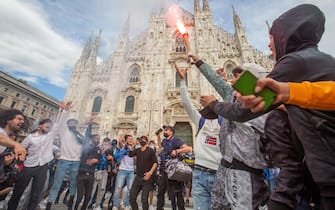 Milano, tifosi interisti in Duomo festeggiano la vittoria dello scudetto (MILANO - 2021-05-02, MASSIMO ALBERICO) p.s. la foto e' utilizzabile nel rispetto del contesto in cui e' stata scattata, e senza intento diffamatorio del decoro delle persone rappresentate
