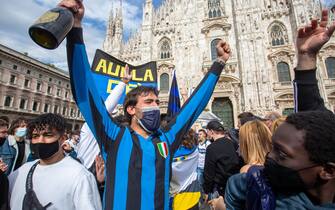 Milano, tifosi interisti in Duomo festeggiano la vittoria dello scudetto (MILANO - 2021-05-02, MASSIMO ALBERICO) p.s. la foto e' utilizzabile nel rispetto del contesto in cui e' stata scattata, e senza intento diffamatorio del decoro delle persone rappresentate