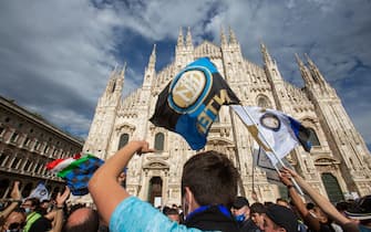 Milano, tifosi interisti in Duomo festeggiano la vittoria dello scudetto (MILANO - 2021-05-02, MASSIMO ALBERICO) p.s. la foto e' utilizzabile nel rispetto del contesto in cui e' stata scattata, e senza intento diffamatorio del decoro delle persone rappresentate