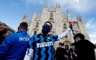 Fc inter's supporters celebrate in Piazza del Duomo  the victory of the italian Championship (Scudetto), Milan, Italy, 2 May 2021. Inter won the 19th title of his history and the first since 2009-2010 season. ANSA/Mourad Balti Touati