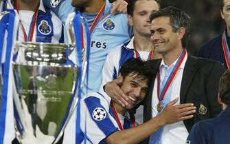 GELSENKIRCHEN, GERMANY - MAY 26:  Nuno Valente of FC Porto hugs his manager Jose Dos Santos Mourinho after winning the Champions League during the UEFA Champions League Final match between AS Monaco and FC Porto at the AufSchake Arena on May 26, 2004 in Gelsenkirchen, Germany.  (Photo by Alex Livesey/Getty Images) *** Local Caption *** Nuno Valente;Jose Dos Santos Mourinho