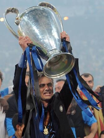 L'ex allenatore dell'Inter, Jose' Mourinho, esulta dopo aver conquistato la Champions League al termine della finale contro il Bayern Monaco allo stadio Santiago Bernabeu di Madrid, in una immagine del 22 maggio 2010.
ANSA/DANIEL DAL ZENNARO